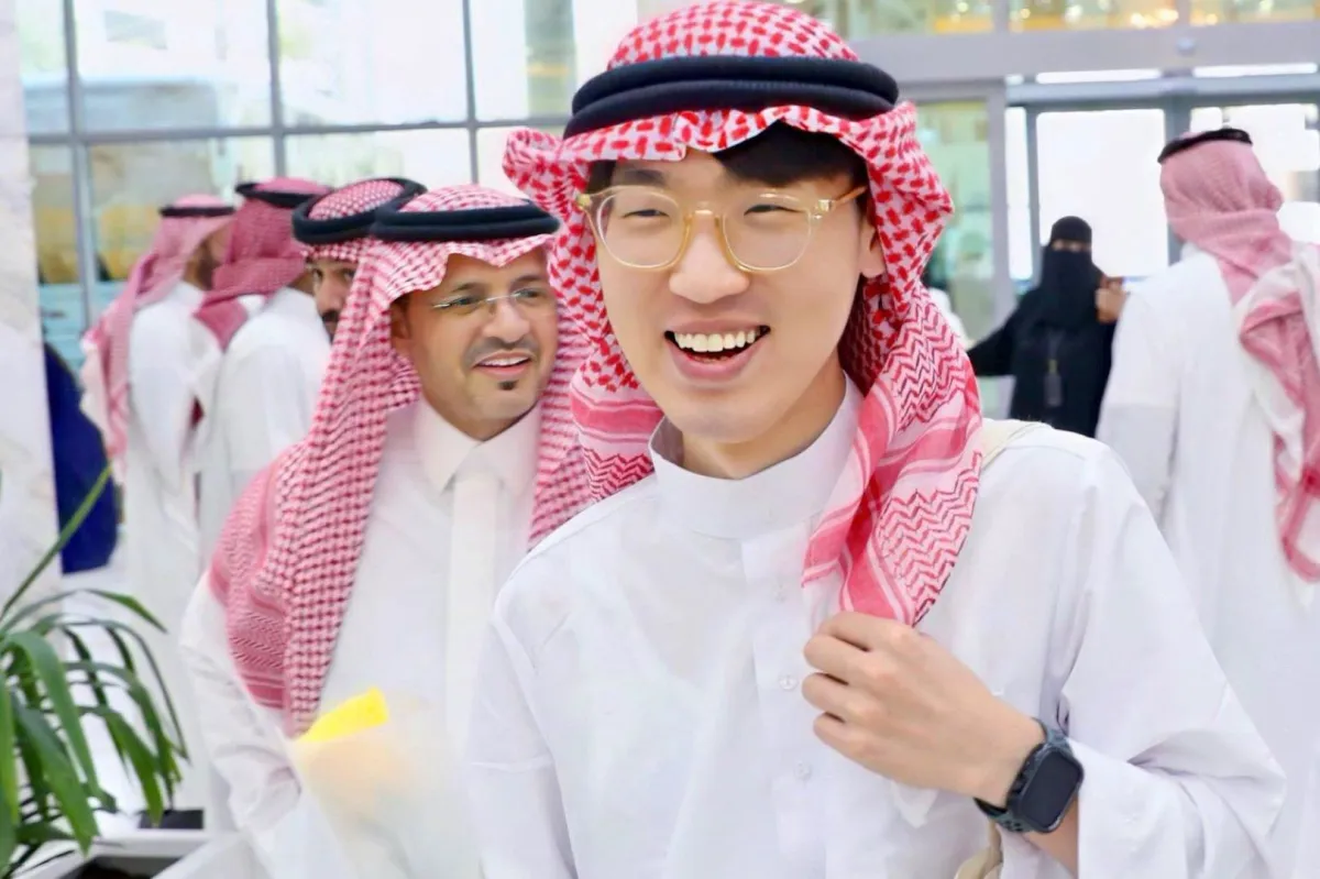 مدرس صيني يظهر بالزي السعودي خلال استقبال المعلمين لتدريس اللغة الصينية في المملكة