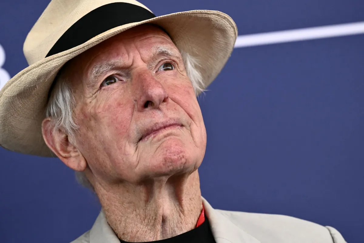 بيتر وير خلال مهرجان فينيسيا السينمائي الدولي الحادي والثمانين في فينيسيا ليدو (Peter Weir during the 81st International Venice Film Festival at Venice Lido). مصدر الصورة: Marco BERTORELLO / AFP