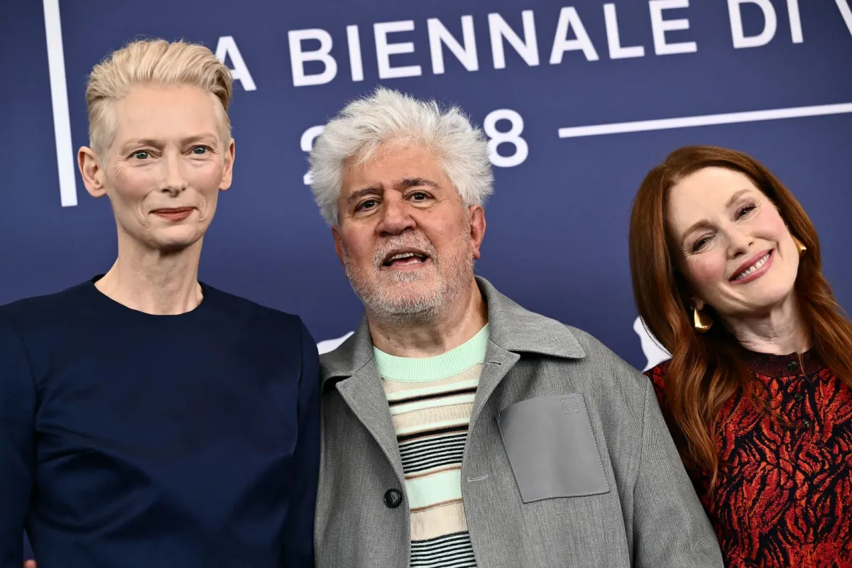 جوليان مور، بيدرو ألمودوفار، وتيلدا سوينتون خلال مهرجان فينيسيا السينمائي الدولي الحادي والثمانين في فينيسيا ليدو (Julianne Moore, Pedro Almodovar and Tilda Swinton during the 81st International Venice Film Festival at Venice Lido). مصدر الصورة: Marco BERTORELLO / AFP