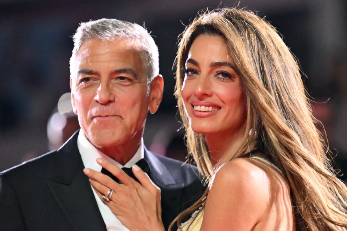 أمل وجورج كلوني George and Amal Clooney على السجادة الحمراء في مهرجان فينيسيا السينمائي (مصدر الصورة: Alberto PIZZOLI / AFP)