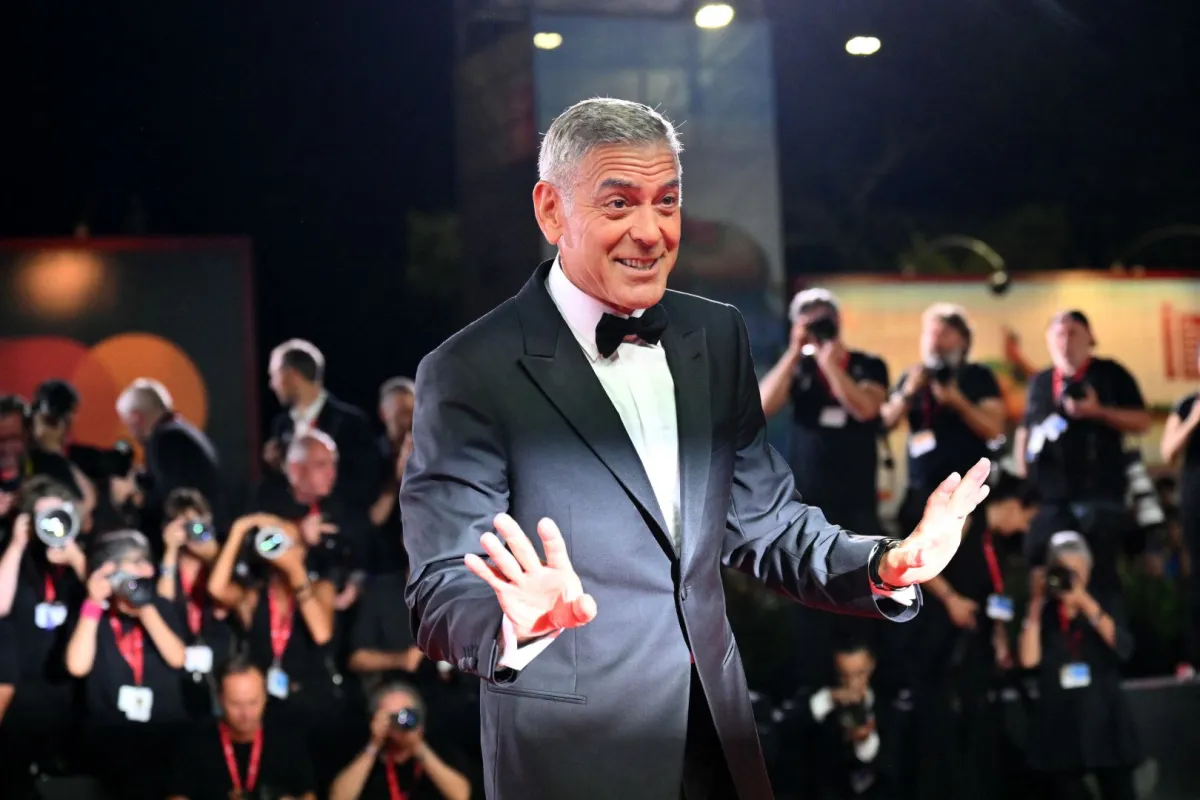 جورج كلوني خلال مهرجان فينيسيا السينمائي الدولي الحادي والثمانين في فينيسيا ليدو (George Clooney during the 81st International Venice Film Festival at Venice Lido). مصدر الصورة:  Alberto PIZZOLI / AFP