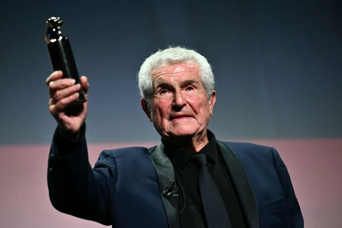 كلود لولوش يتسلم جائزة Cartier Glory خلال حفل أقيم في مهرجان فينيسيا السينمائي الدولي الحادي والثمانين في فينيسيا ليدو (Claude Lelouch receives the Cartier Glory to the Filmmaker Award during a ceremony at the 81st International Venice Film Festival at Venice Lido). مصدر الصورة: Marco BERTORELLO / AFP