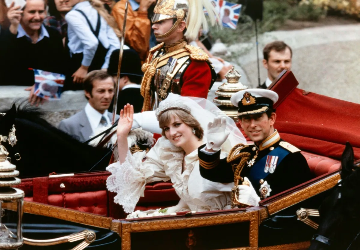 ليدي ديانا وتشارلز أمير ويلز في قصر باكنغهام (Lady Diana and Charles, Prince of Wales  at Buckingham Palace). مصدر الصورة: POOL / AFP