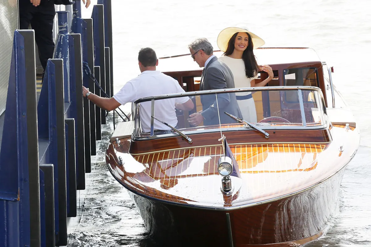 أمل وجورج كلوني قبل مراسم زواجهما المدني في مطار ماركو بولو (مصدر الصورة  Ernesto Ruscio/GC Images)