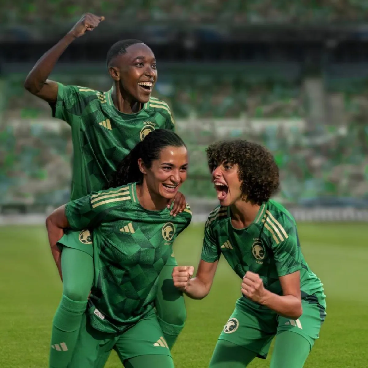 المنتخب السعودي يطلق القميص الأساسي بخطوطه الذهبية المماثلة لرمال نيوم المستوحى من النمر العربي