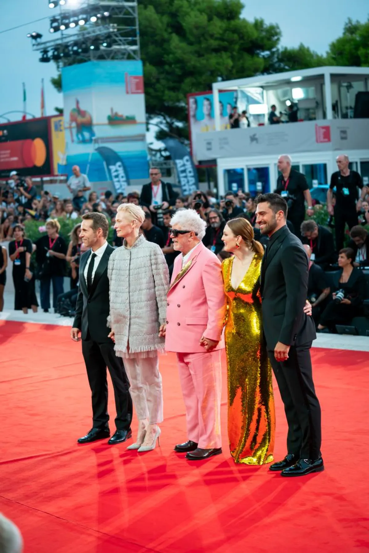 فريق عمل فيلم The Room Next Door- تصوير يوسف بوهوش خاص لسيدتي