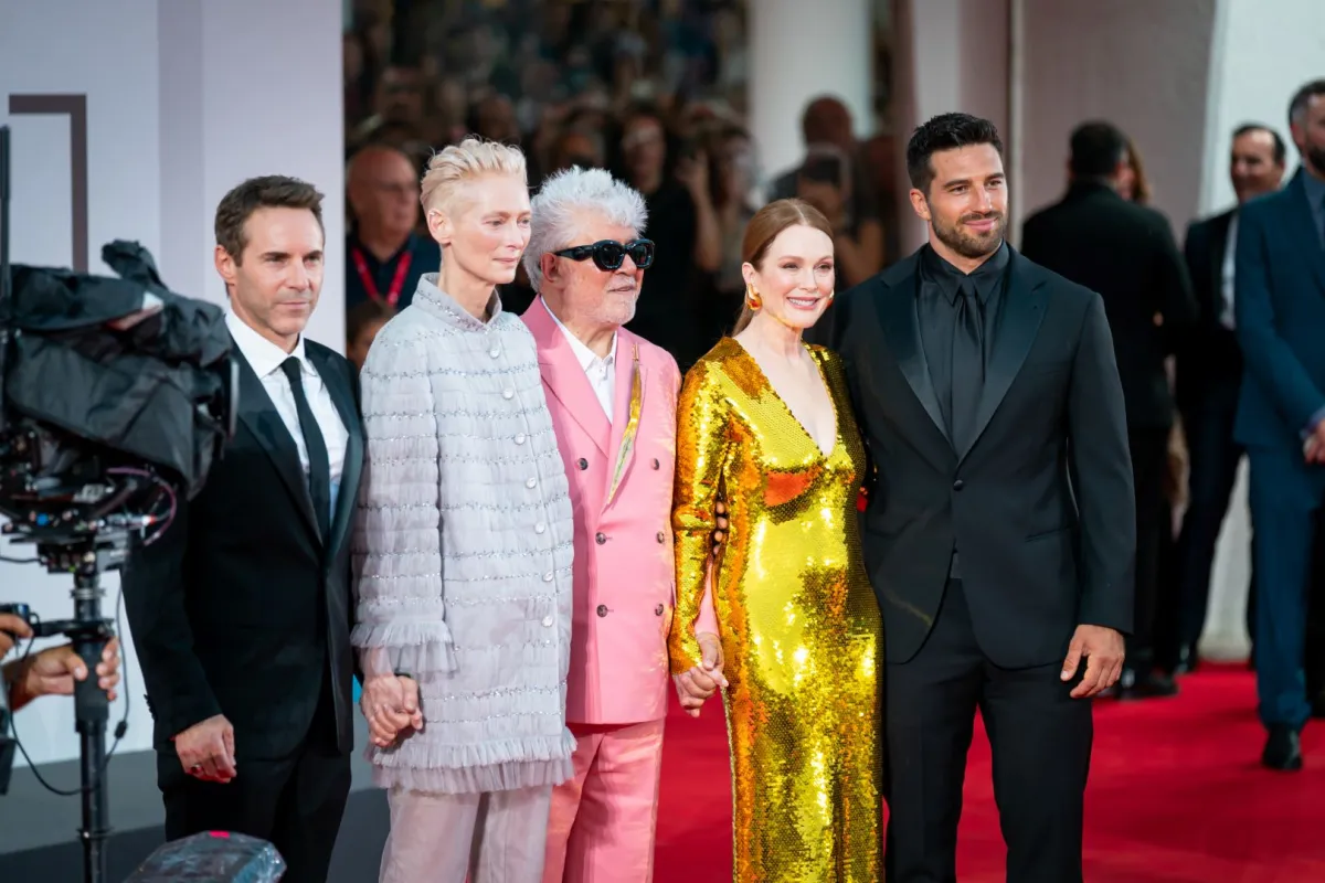 فريق عمل فيلم The Room Next Door- تصوير يوسف بوهوش خاص لسيدتي 