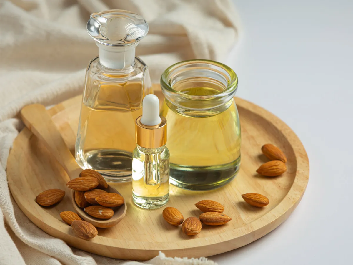 زيت اللوز المر مفيد جداً للصحة الجلدية Image by jcomp on Freepik