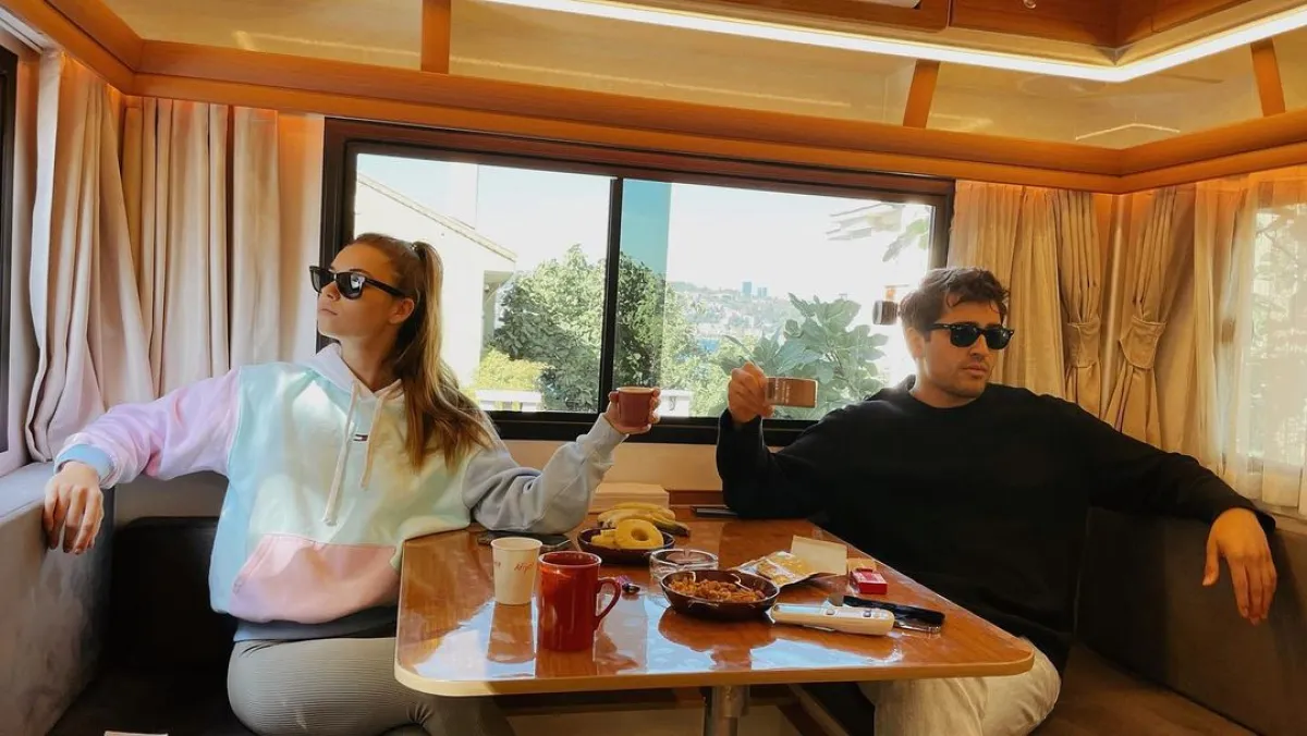 عفراء أوغلو ومارت ديمير بطلي مسلسل "الطائر الرفراف"- الصورة حساب عفراء على إنستغرام