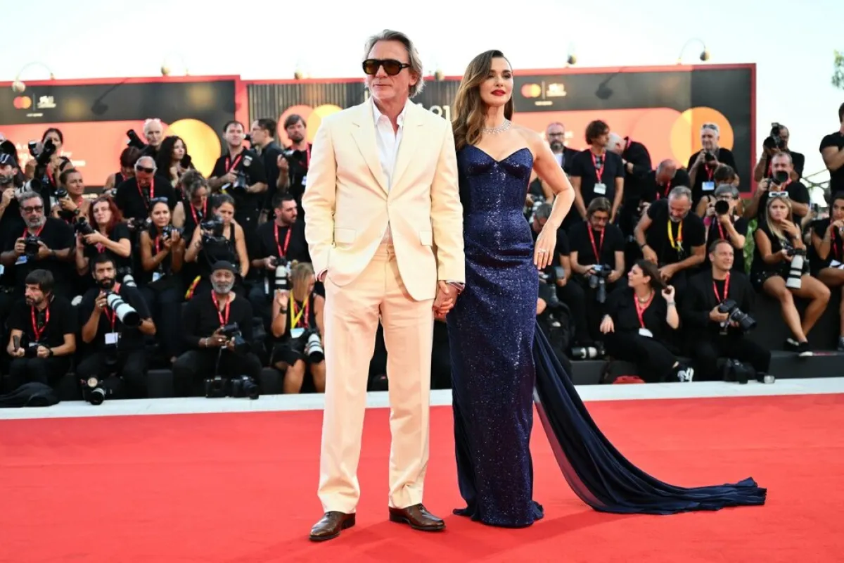 دانيال كريغ وزوجته ريتشل وايز  Daniel Craig and his wife actress Rachel Weisz في مهرجان فينيسيا السينمائي (مصدر الصورة:  Alberto PIZZOLI / AFP)