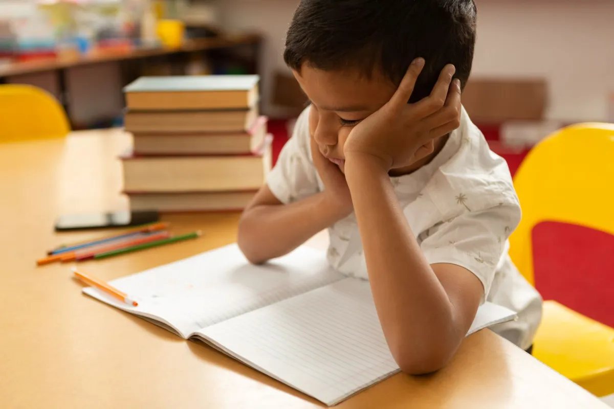 صورة طالب مصاب بعسر القراءة