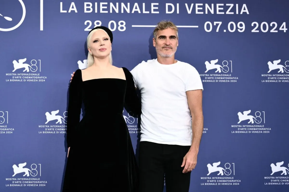 ليدي غاغا وخواكين فينيكس خلال مهرجان فينيسيا السينمائي الدولي الحادي والثمانين في فينيسيا ليدو (Lady Gaga and Joaquin Phoenix during the 81st International Venice Film Festival at Venice Lido). مصدر الصورة: Marco BERTORELLO / AFP