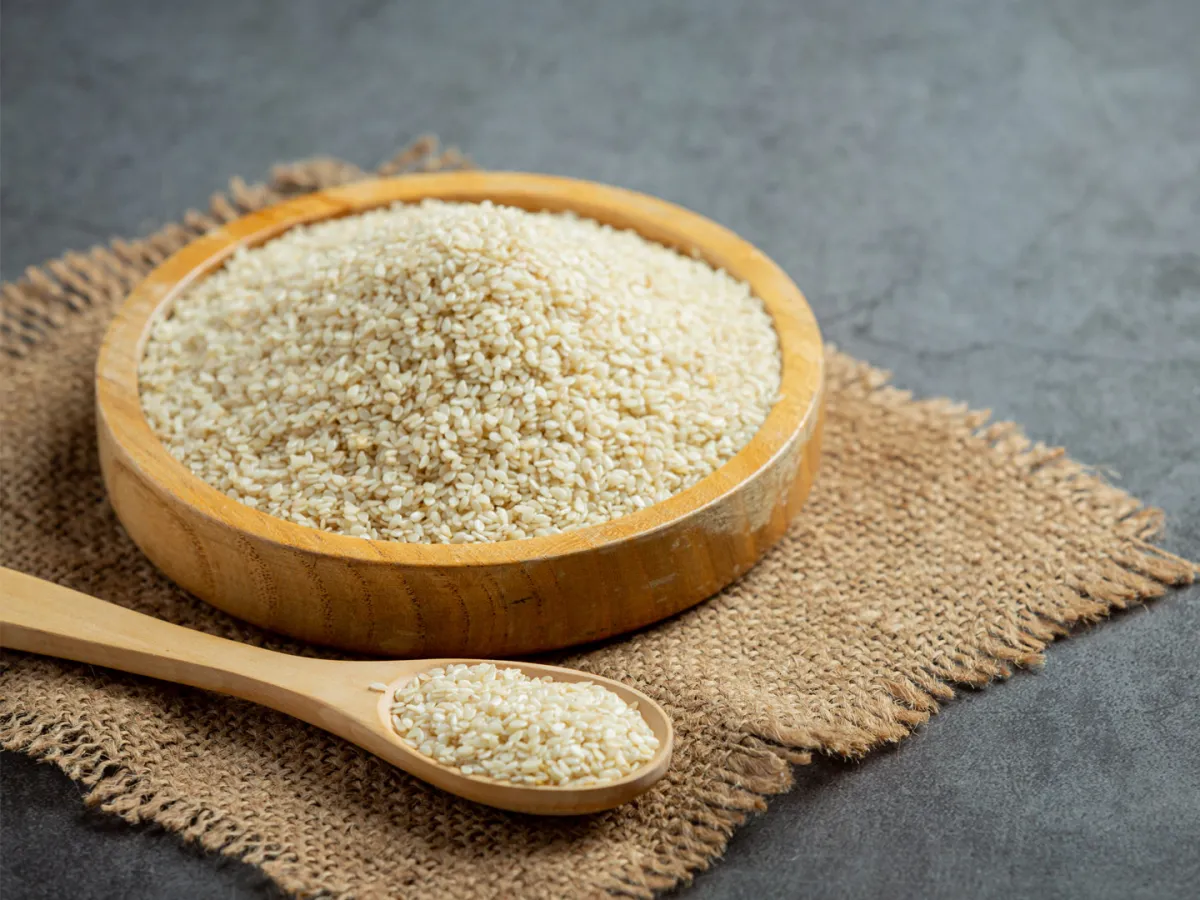 السمسم من النباتات التي تتضمّن العديد من الفوائد المتنوّعة  Image by jcomp on Freepik