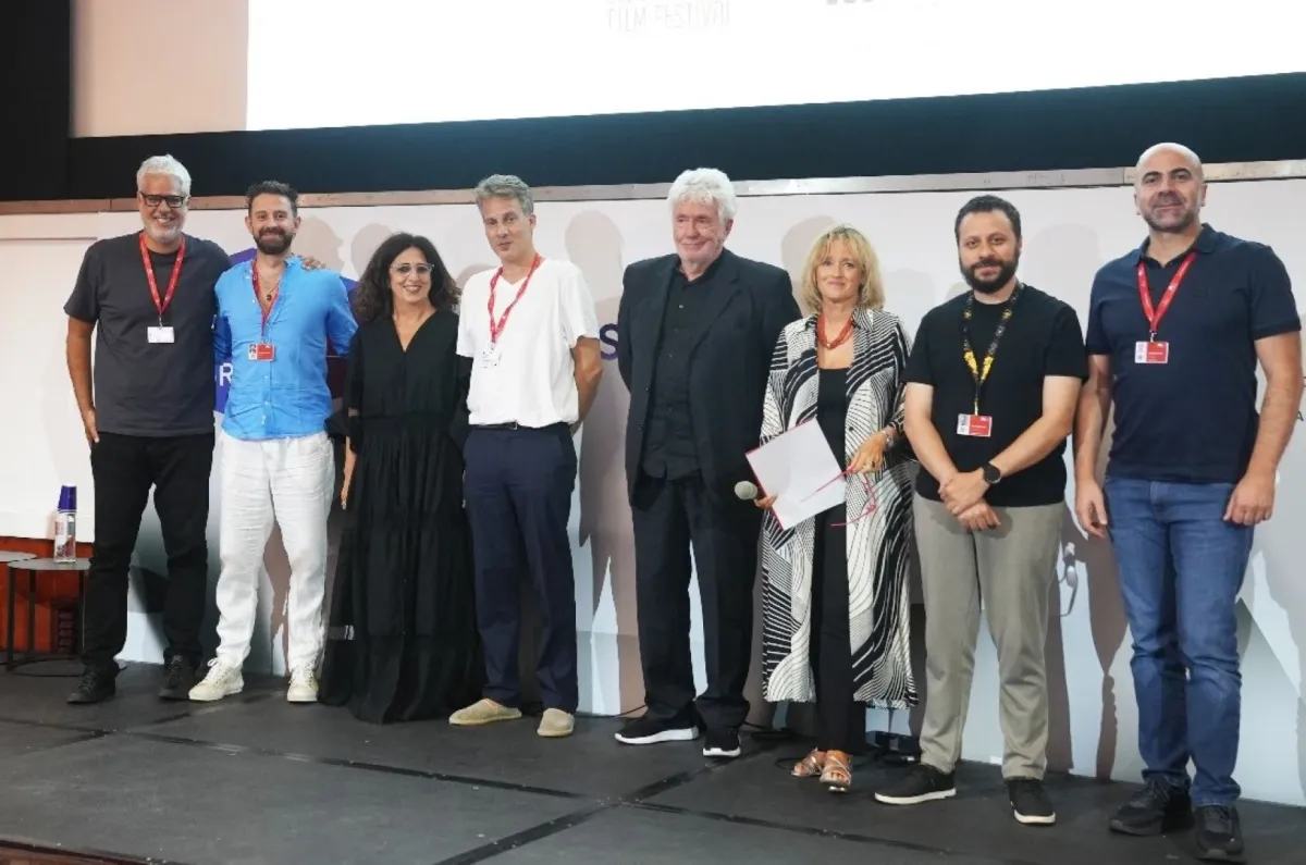 صنّاع وأبطال فيلم حتى بالعتمة بشوفك- الصورة من صفحة مركز السينما العربية على إنستغرام