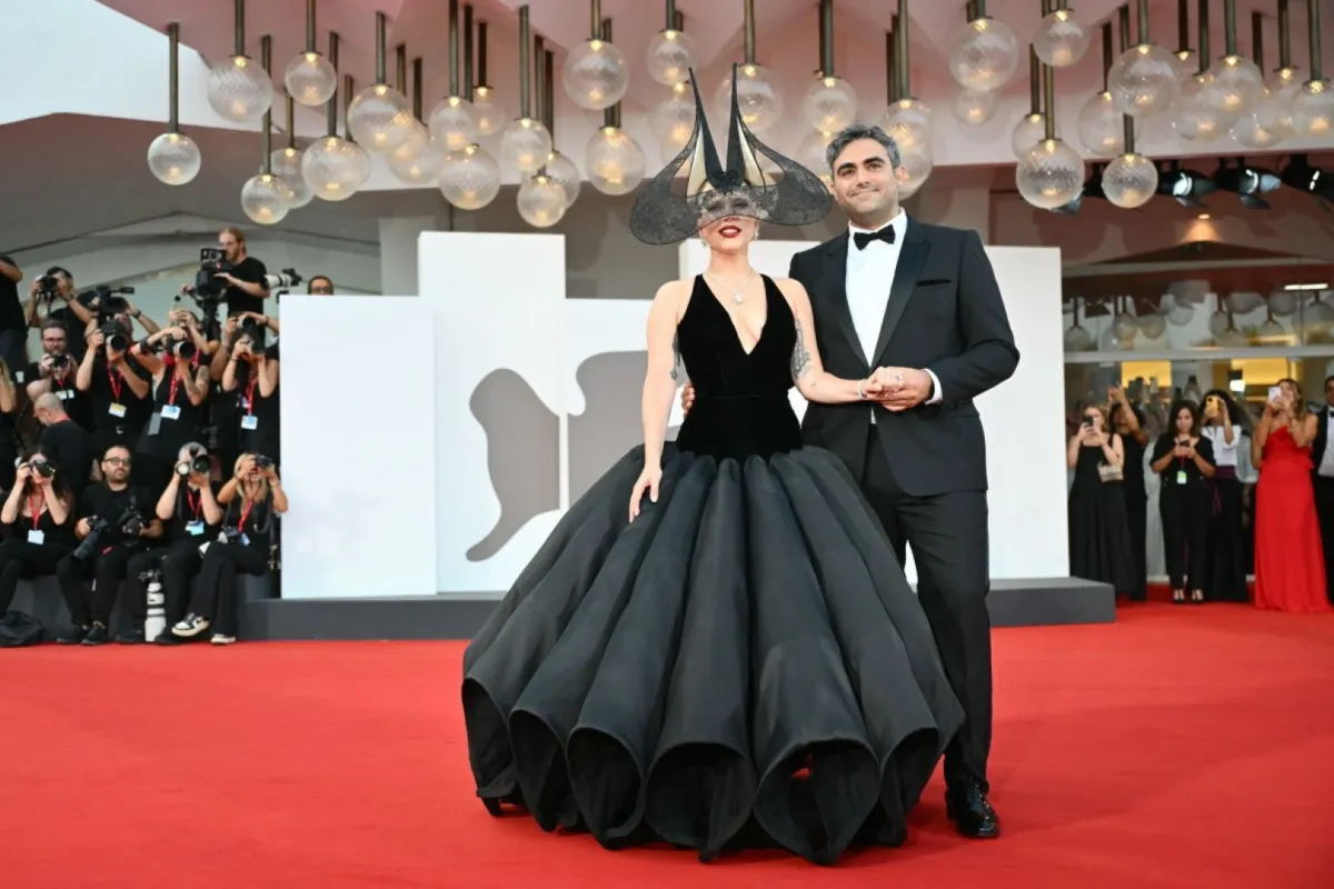 ليدي غاغا ومايكل بولانسكي خلال مهرجان فينيسيا السينمائي الدولي الحادي والثمانين في فينيسيا ليدو (Lady Gaga and Michael Polansky during the 81st International Venice Film Festival at Venice Lido). مصدر الصورة: Alberto PIZZOLI / AFP