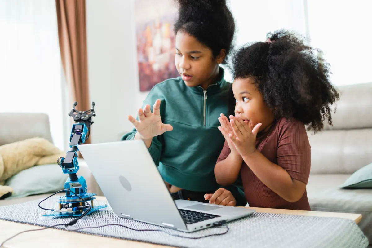 صورة عن أطفال مع الروبوت