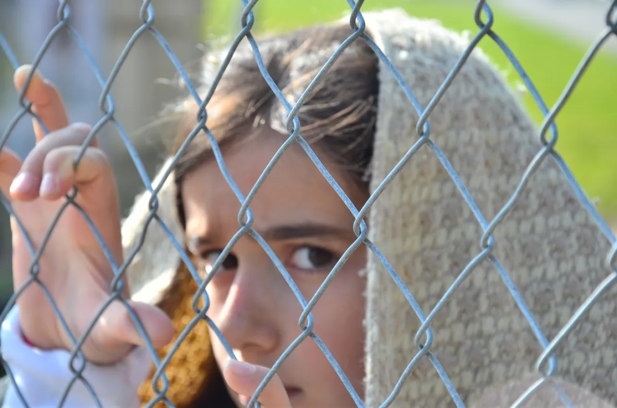 صورة لطفلة مقيدة بالقلق النفسي