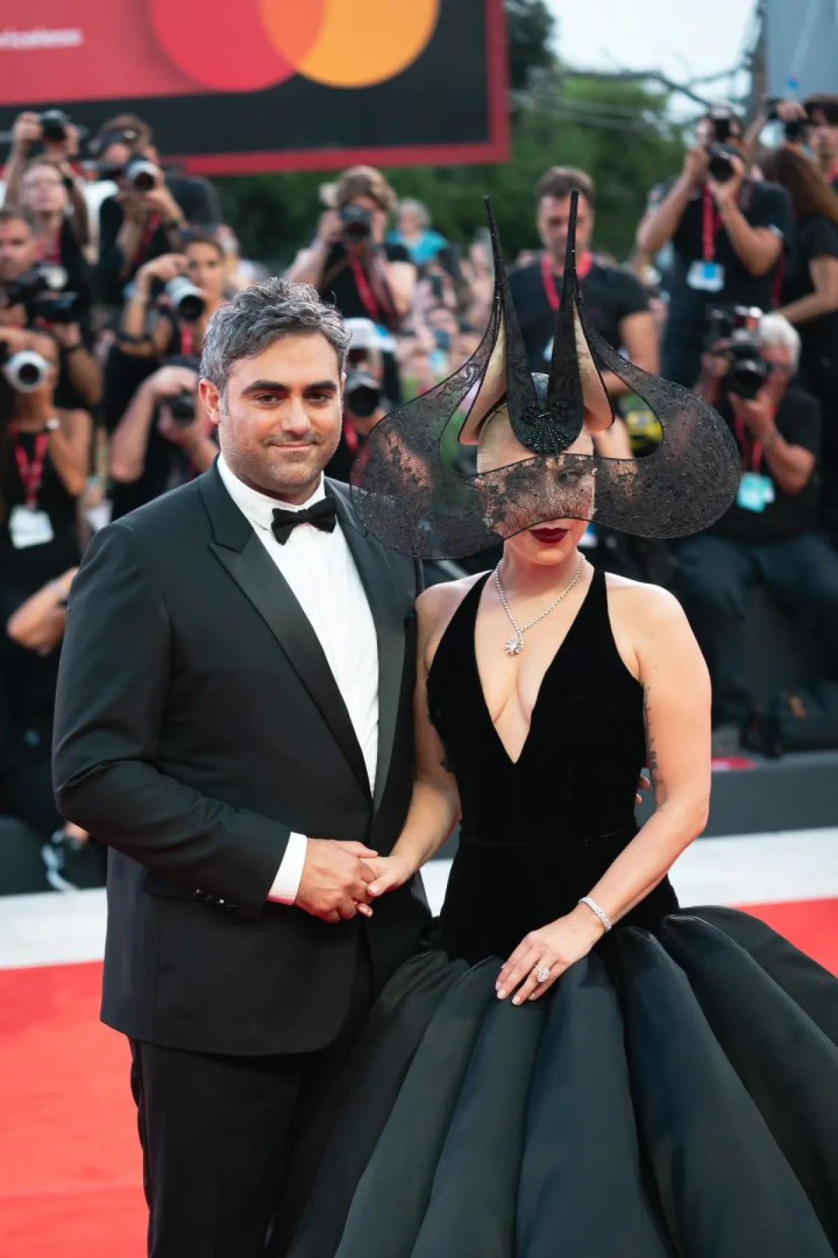 ليدى غاغا بطلة فيلم الجوكر 2 وخطيبها مايكل بولانسكي- تصوير يوسف بوهوش خاص لسيدتي