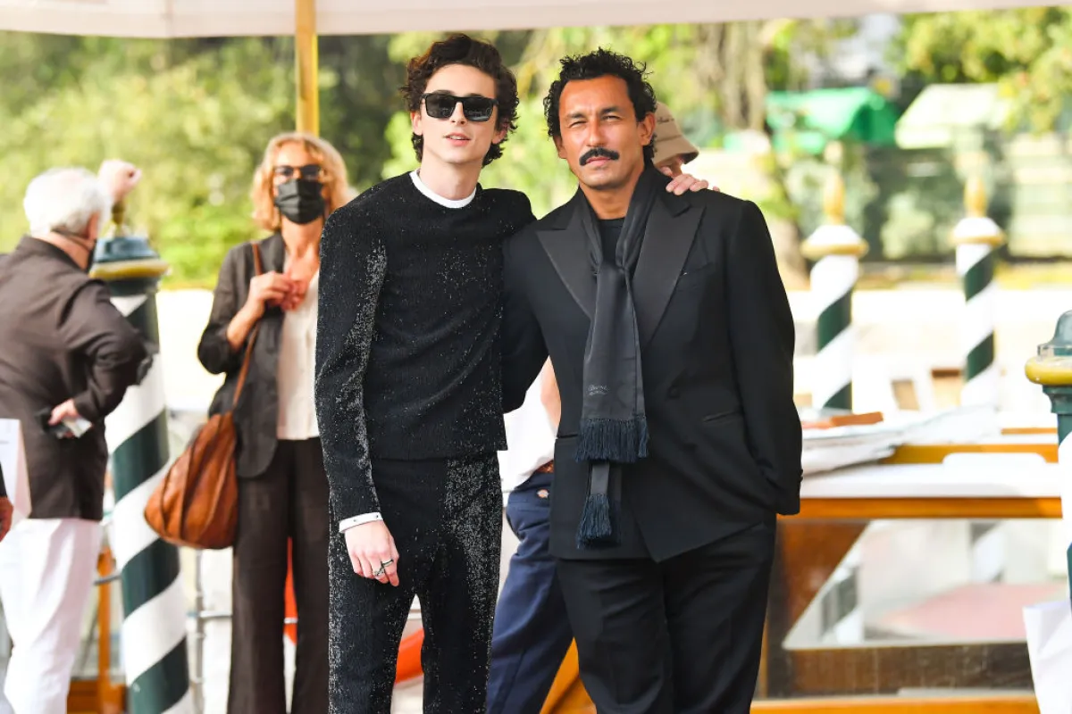 حيدر أكرمان Haider Ackermann والنجم تيموتي شالاميه (مصدر الصورة Jacopo Raule/Getty Images)