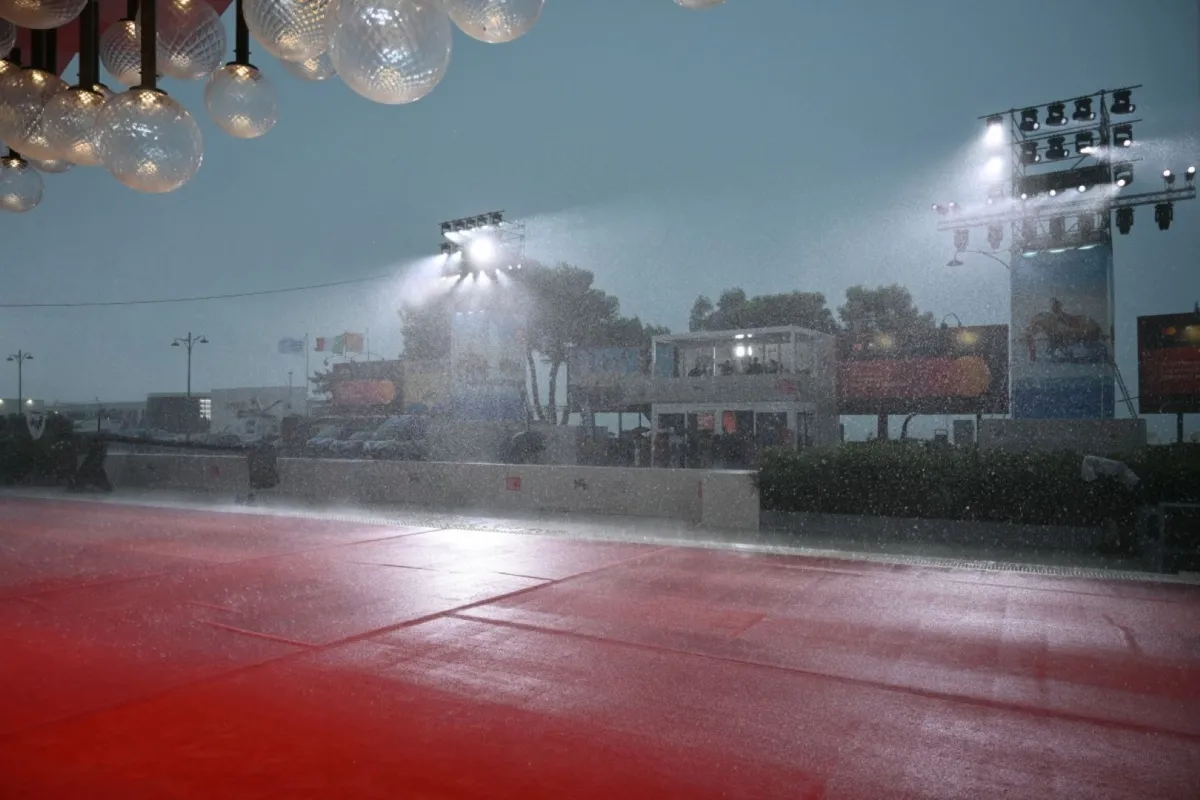 عاصفة تضرب ليدو قبل السجادة الحمراء خلال مهرجان فينيسيا السينمائي الدولي الحادي والثمانين في ليدو فينيسيا (A storm hits the lido before the red carpet during the 81st International Venice Film Festival at Venice Lido). مصدر الصورة:  Alberto PIZZOLI / AFP