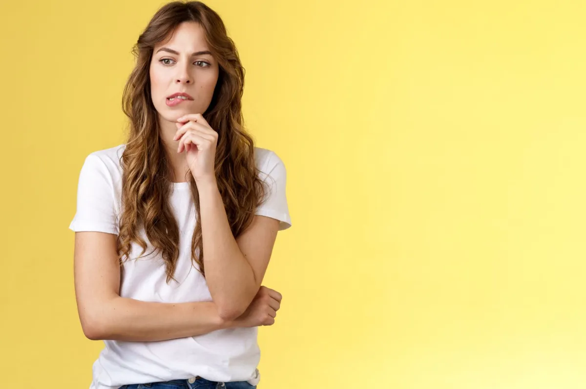 امرأة متشككة تفكر وتحلل بعمق