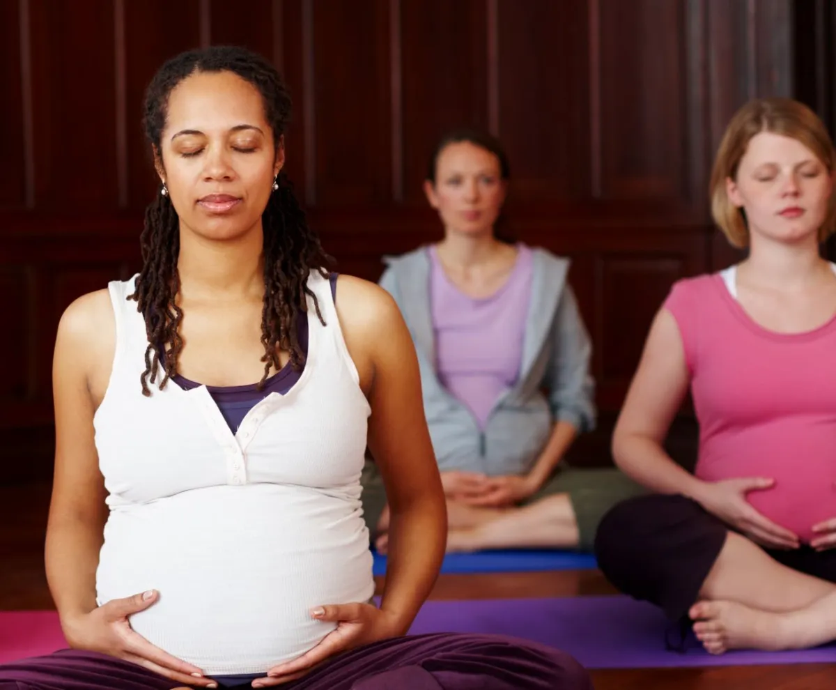 صورة حوامل يمارسن اليوغا