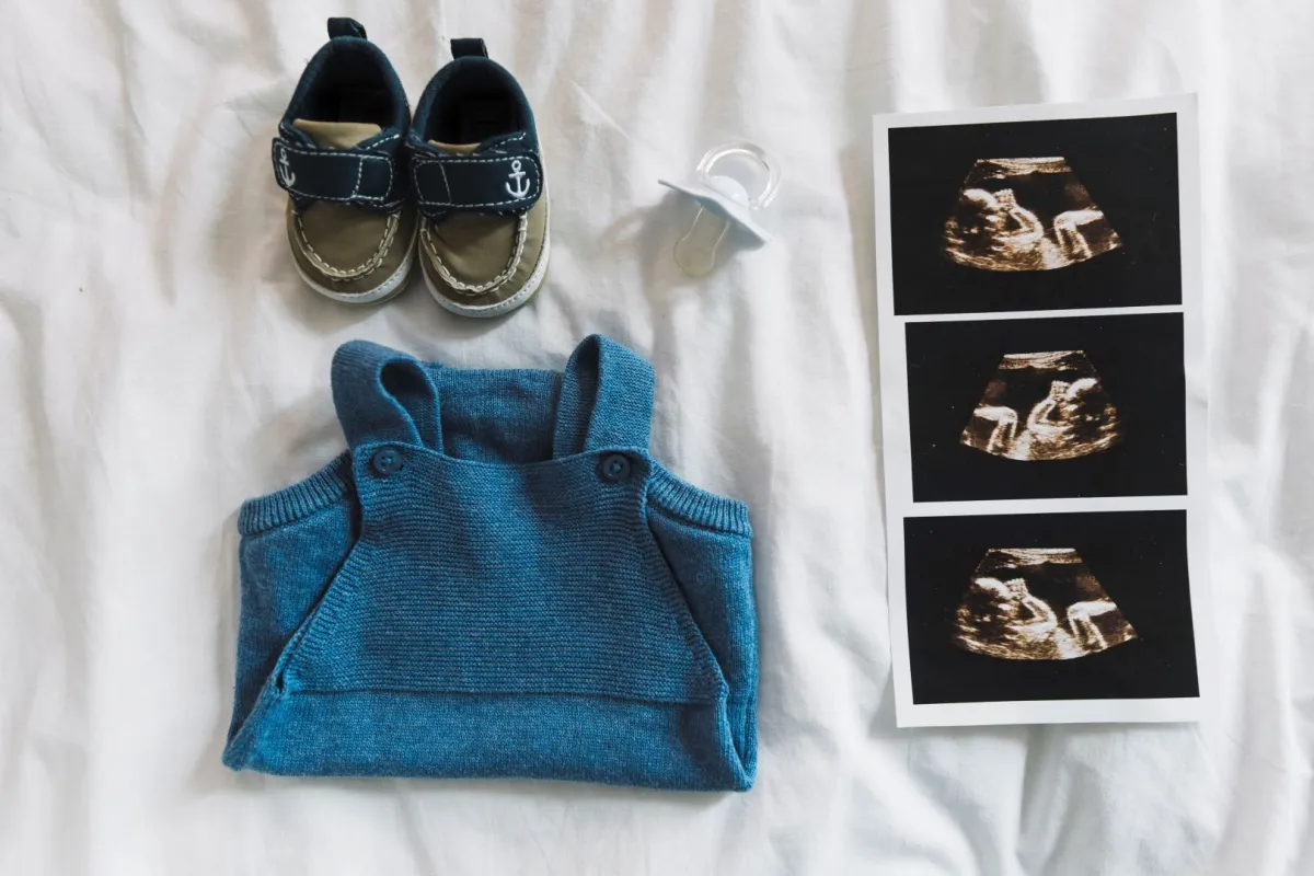 صورة تعبر عن تجهيز ملابس المولود في الأشهر الأخيرة