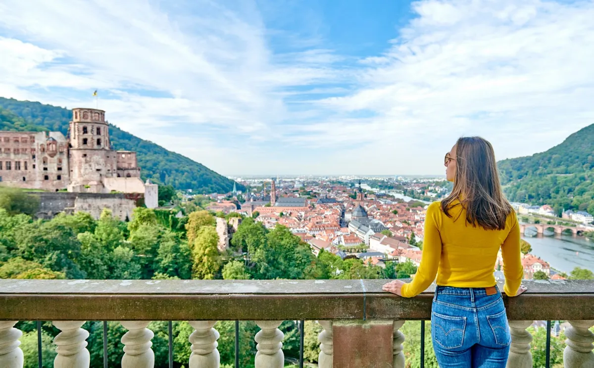 سائحة تستمتع بوقتها في ألمانيا