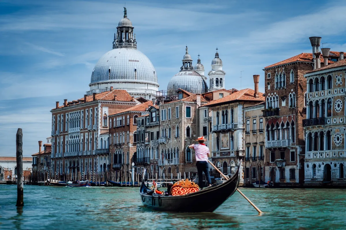 جندول تقليدي، على القناة الكبرى في مدينة البندقية