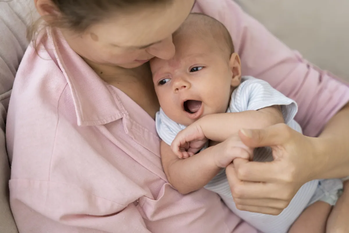 صورة لأم تحمل طفلها الرضيع