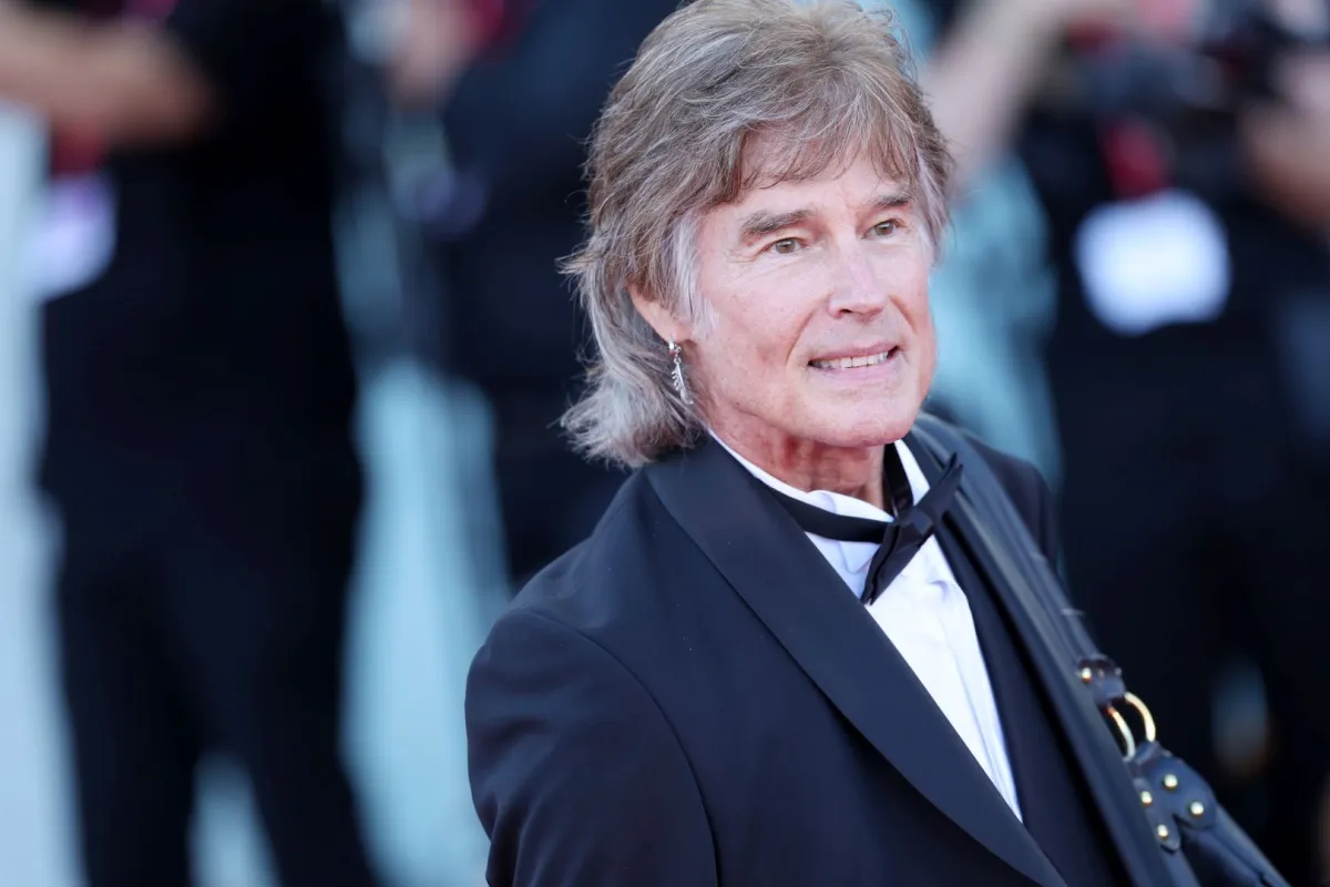 رون موس خلال مهرجان فينيسيا السينمائي الدولي الحادي والثمانين في قصر السينما في فينيسيا، إيطاليا (Ronn Moss during the 81st Venice International Film Festival at Palazzo del Cinema in Venice, Italy). مصدر الصورة: Vittorio Zunino Celotto/Getty Images