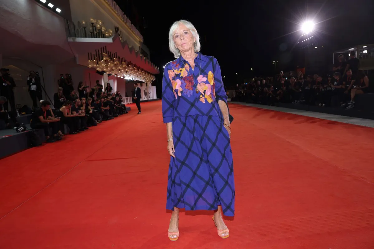 باولا كومينسيني خلال مهرجان البندقية السينمائي الدولي الحادي والثمانين (Paola Comencini during the 81st Venice International Film Festival at Palazzo del Cinema). مصدر الصورة:  Pascal Le Segretain/Getty Images