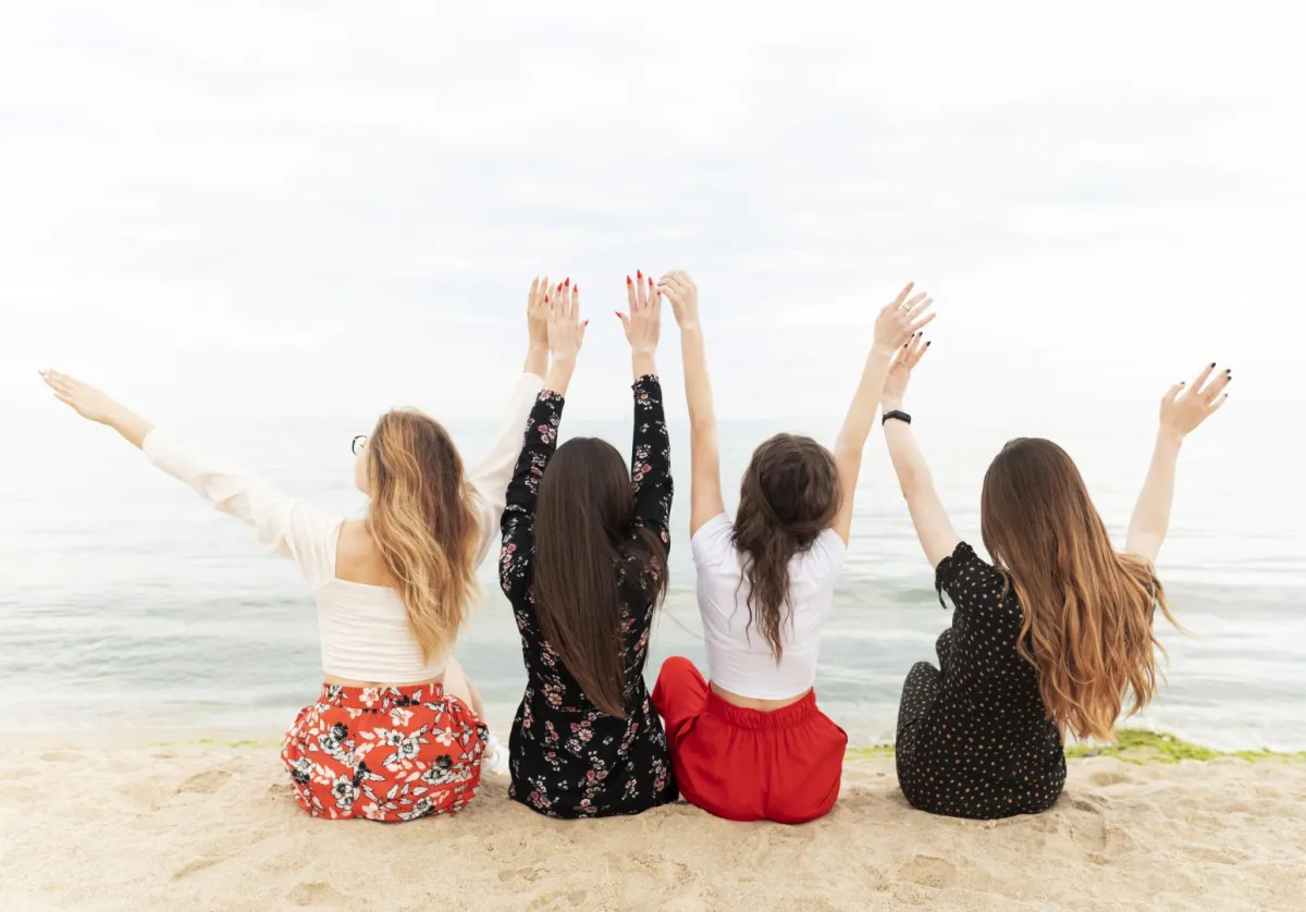 فتيات جميلات على الشاطئ