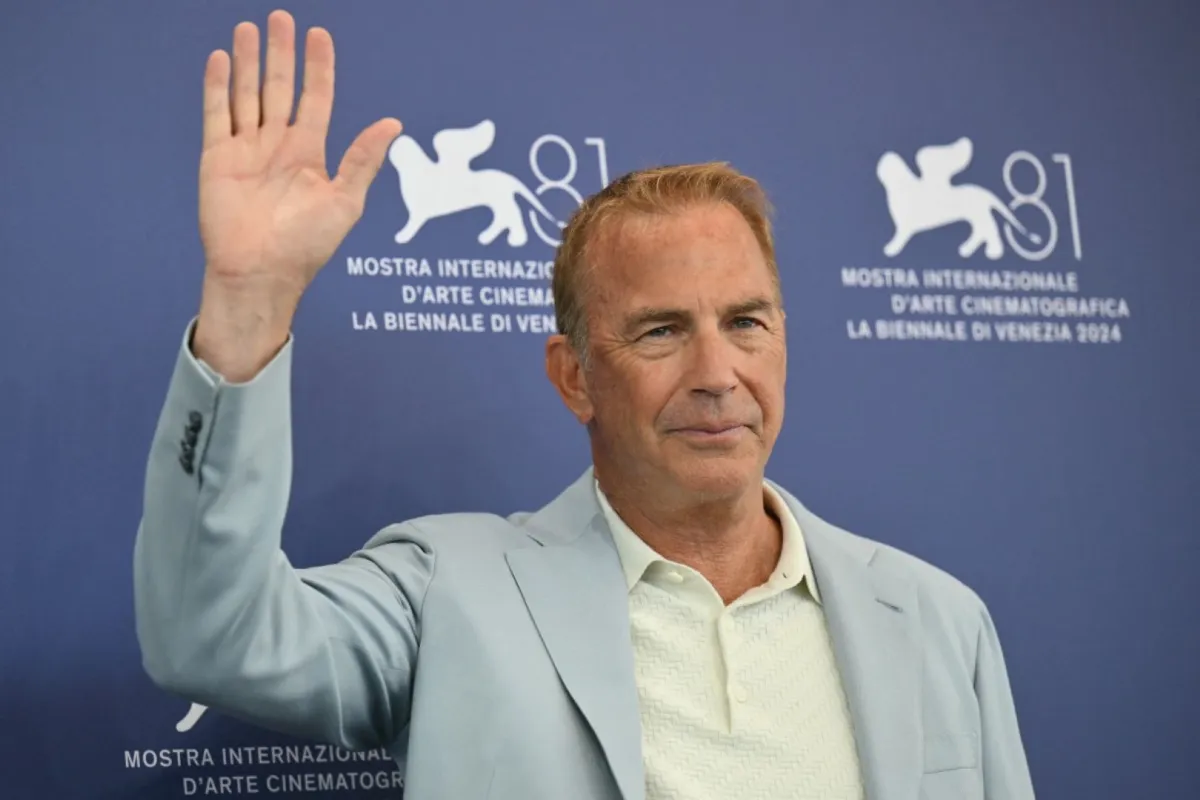 كيفن كوستنر خلال مهرجان فينيسيا السينمائي الدولي الحادي والثمانين في فينيسيا ليدو (Kevin Costner during the 81st International Venice Film Festival at Venice Lido). مصدر الصورة: Alberto PIZZOLI / AFP