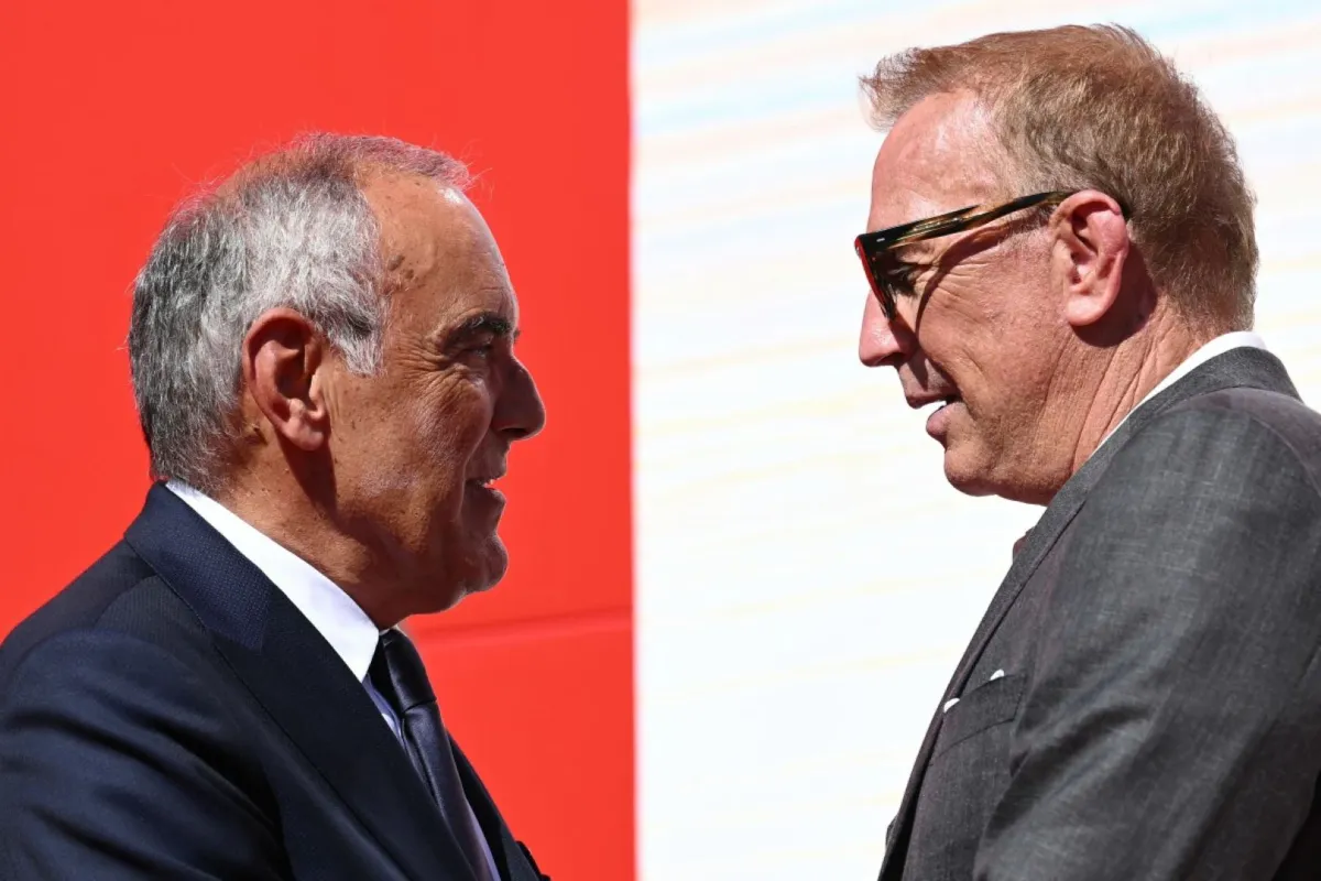 كيفن كوستنر ومدير مهرجان فينيسيا السينمائي الدولي الـ81، ألبرتو باربيرا، خلال المهرجان في فينيسيا ليدو (Kevin Costner and Director of the 81st Venice International Film Festival, Alberto Barbera during the Festival at Venice Lido). مصدر الصورة:  Marco BERTORELLO / AFP