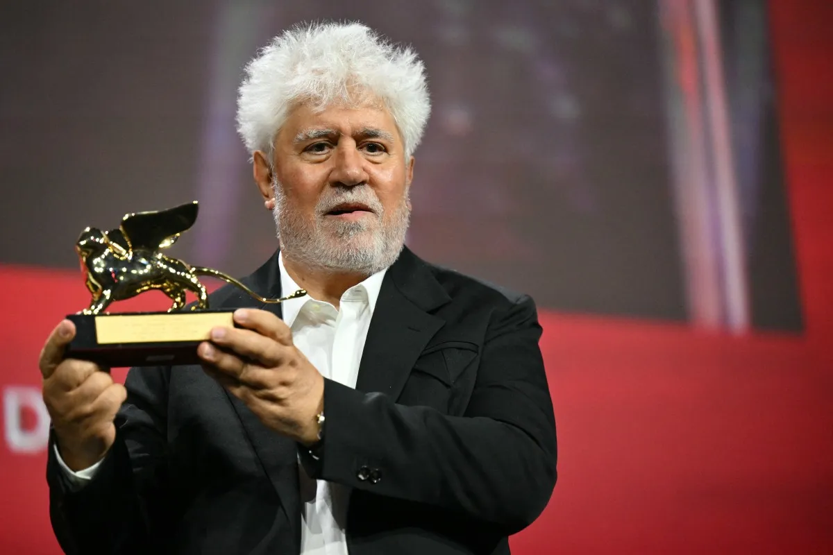 بيدرو ألمودوفار Pedro Almodovar يحمل جائزة الأسد الذهبي في مهرجان فينيسيا السينمائي (مصدر الصورة: Alberto PIZZOLI / AFP)