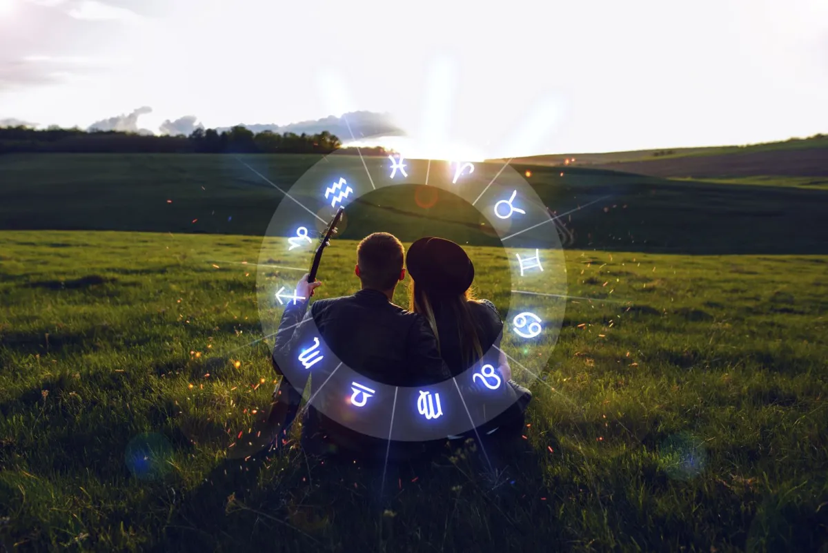 ثنائي رومانسي محاط بدائرة الأبراج