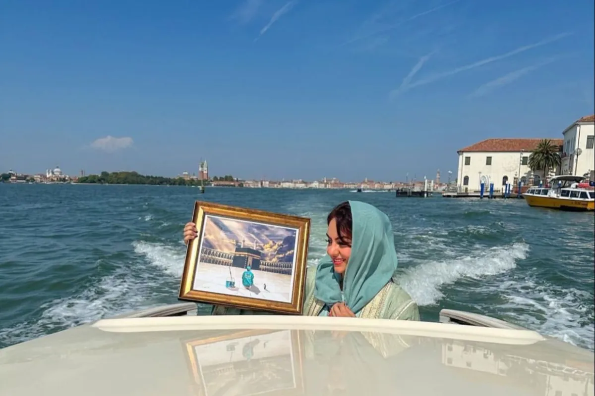 نبيلة أبو الجدايل مع لوحة " واسجد واقترب " في مهرجان فينسيا السينمائي 