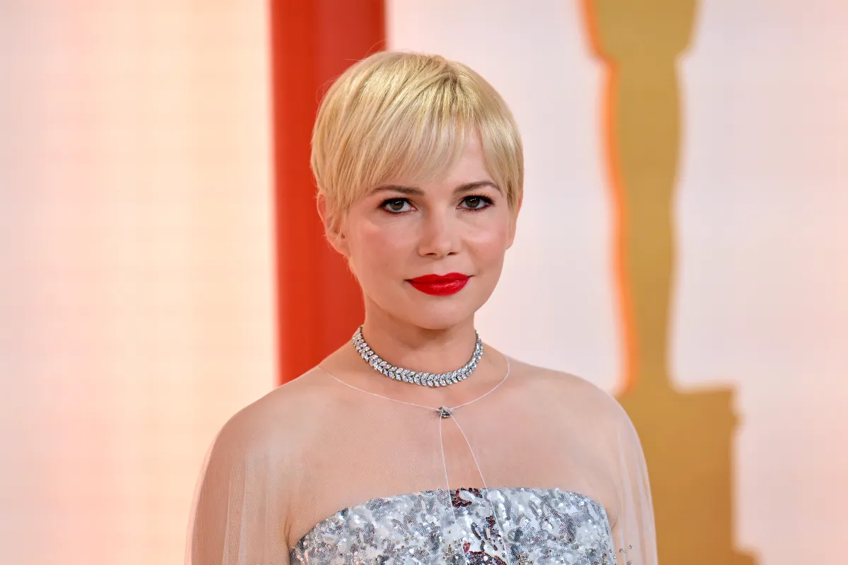  ميشيل ويليامز في حفل توزيع جوائز الأوسكار ترتدي فستاناً من شانيل ومجوهرات من تيفاني آند كو