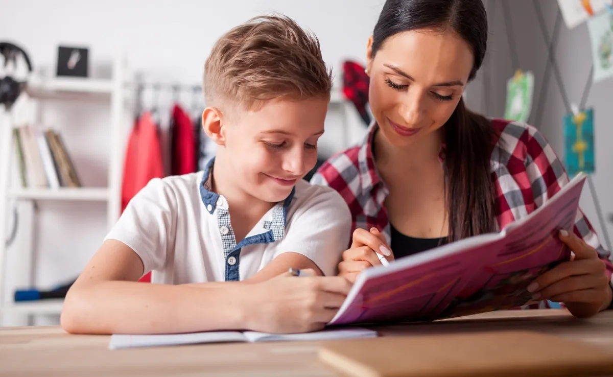 ورة لأم تذاكر مع طفلها