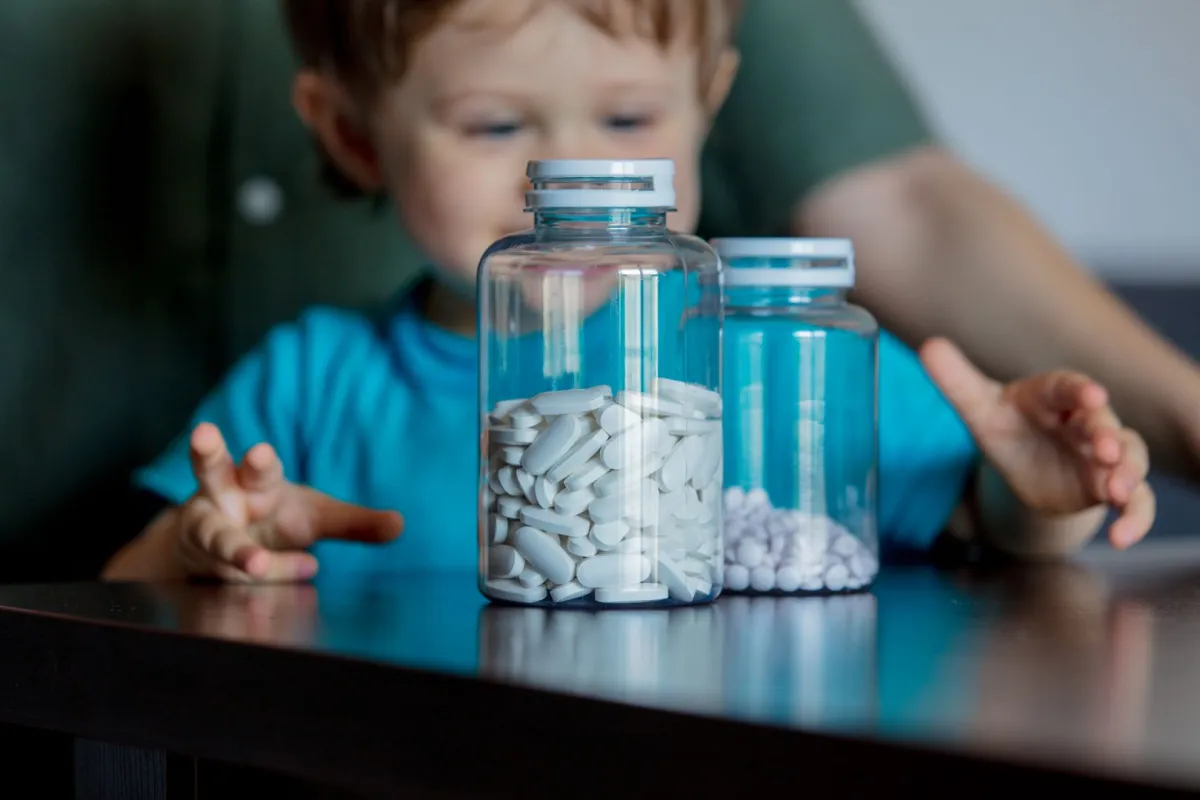 صورة طفل مع المكملات الغذائية