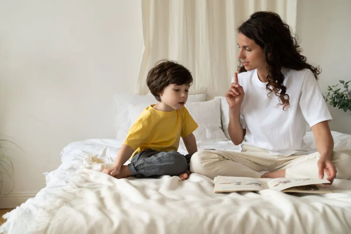 صورة أم تروي قصة لابنها