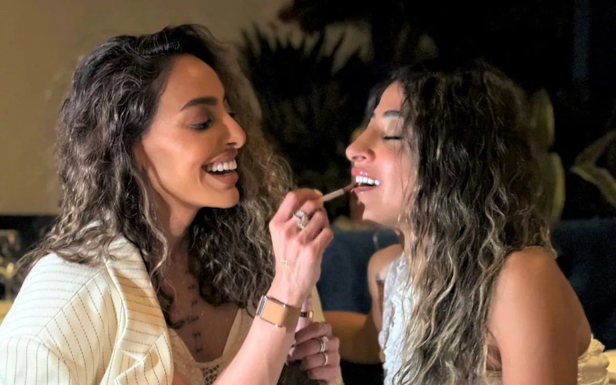 فاطمة الصفي وشجون الهاجري -الصورة من حسابها على الانستغرام