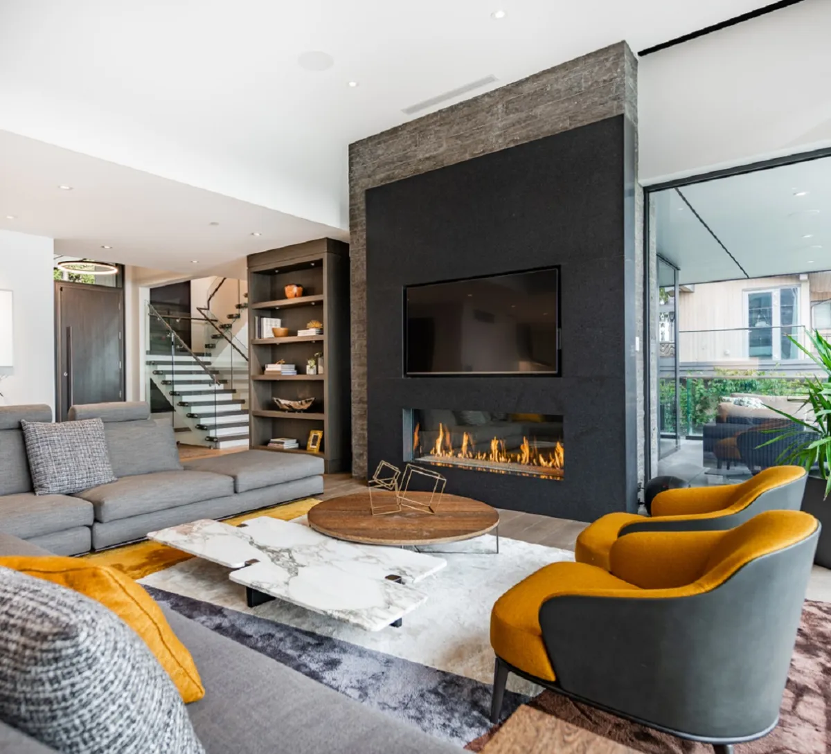 مدفأة مصنوعة من حجر الأردواز، في غرفة المعيشة