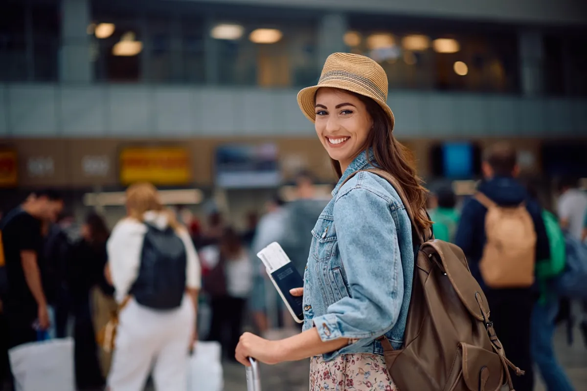 مسافرة تنتظر رحلتها في المطار  