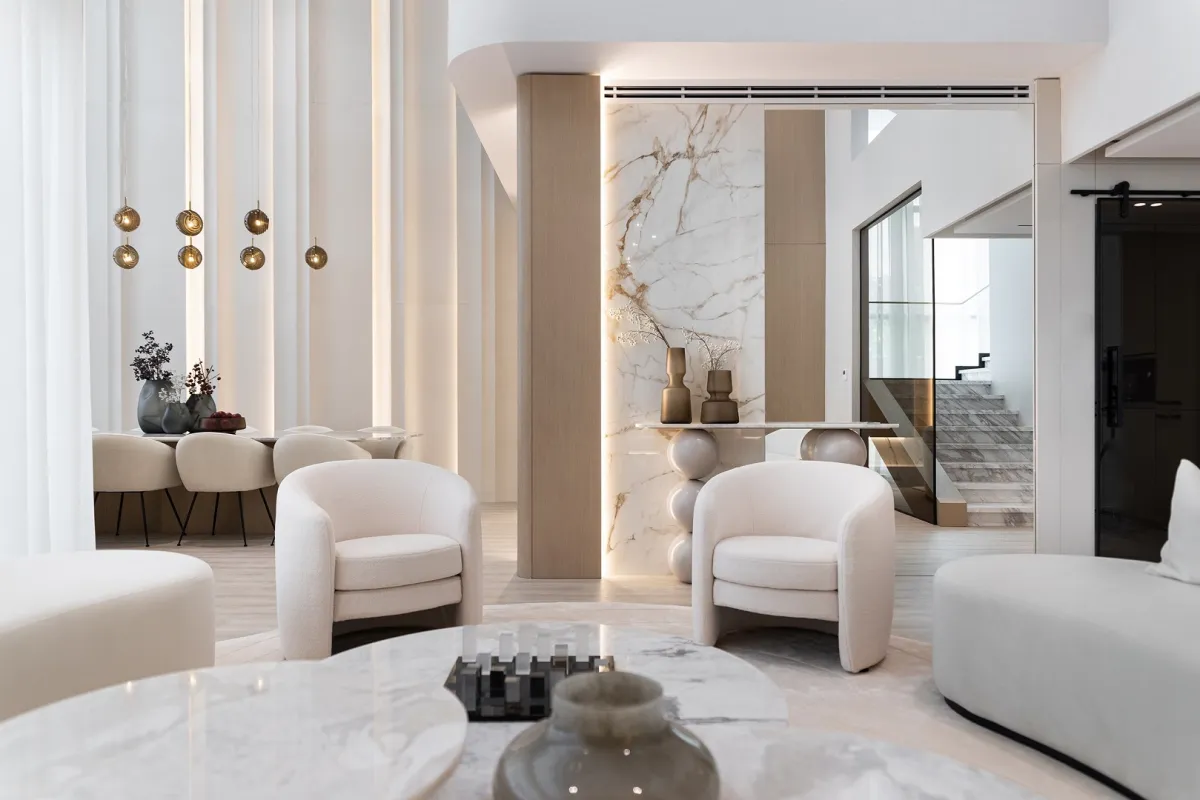 منطقة الجلوس في فيلا مجددة في دبي