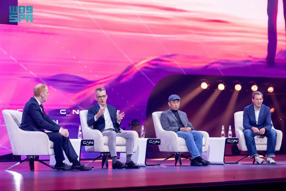 وناقشت الجلسة الدور الكبير الذي يمكن أن يؤديه الذكاء الاصطناعي العام في تحويل العالم وتحسين جودة الحياة للبشرية جمعاء، مع التأكيد على أن التحديات والتوقعات المستقبلية