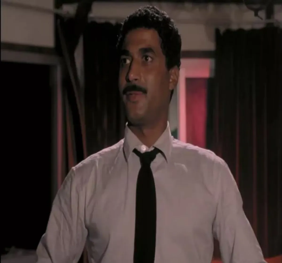 أحمد زكي في مشهد من فيلم البيضة والحجر