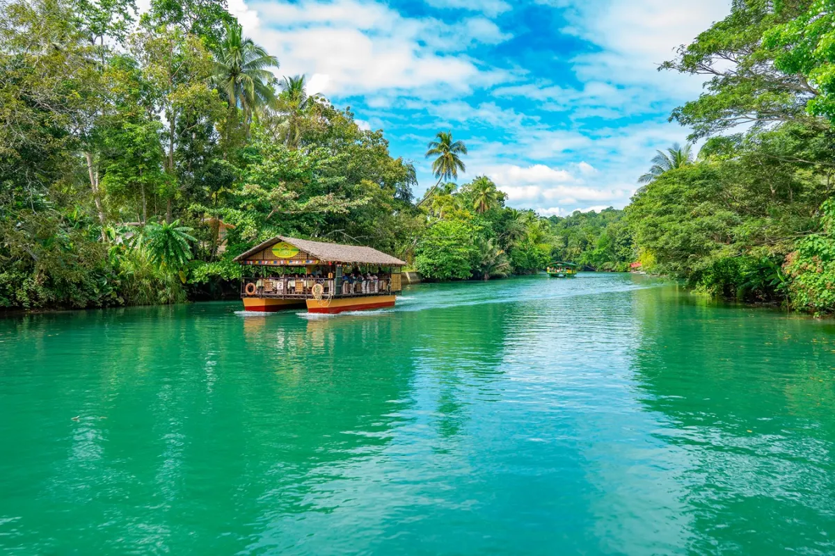 سفينة سياحية في نهر لوبوك 