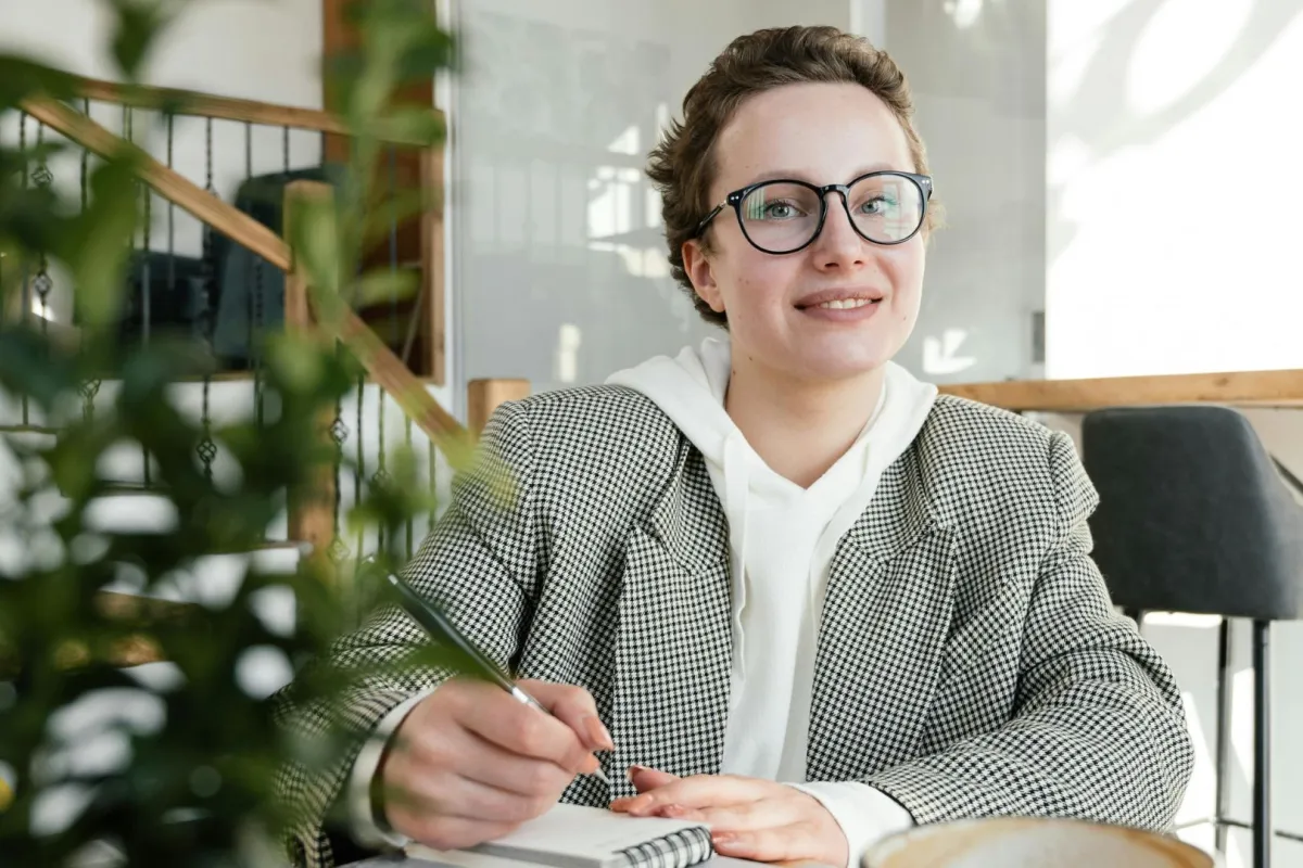 شابة تؤلف رواية